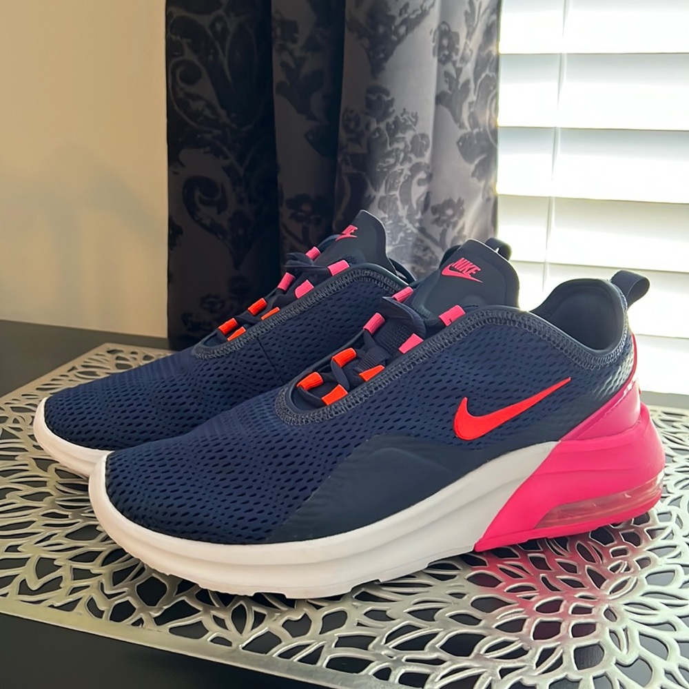 Nike Women’s Navy Air Max Motion